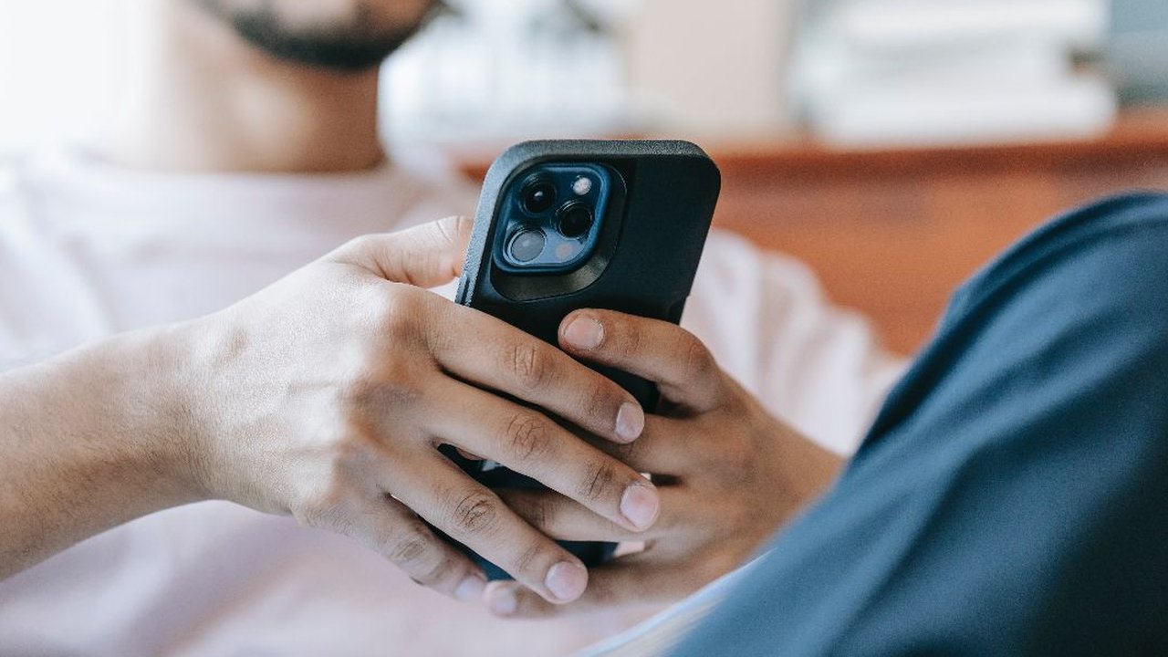 Peneliti menemukan fakta bahwa penggunaan handphone berlebih dapat memengaruhi kualitas sperma