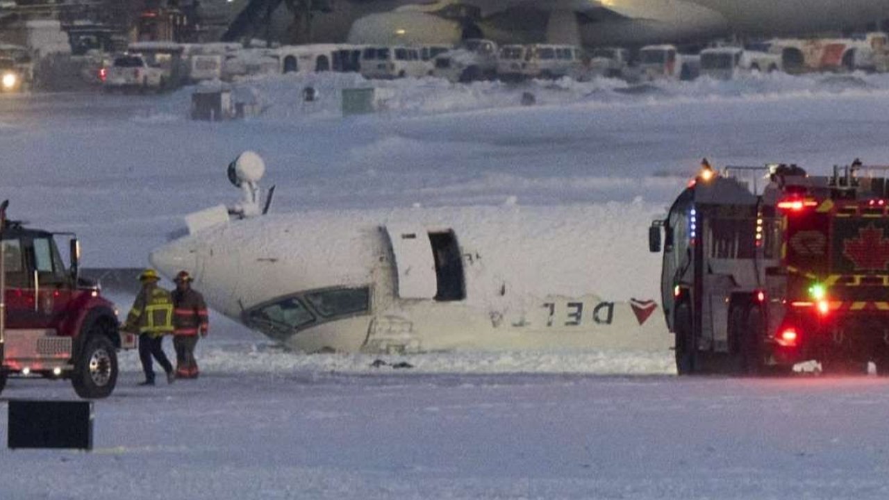 Kondisi pesawat Delta Airlines yang terbalik saat mendarat di Bandara Toronto Pearson di Toronto, Kanada, pada 17 Februari 2025.