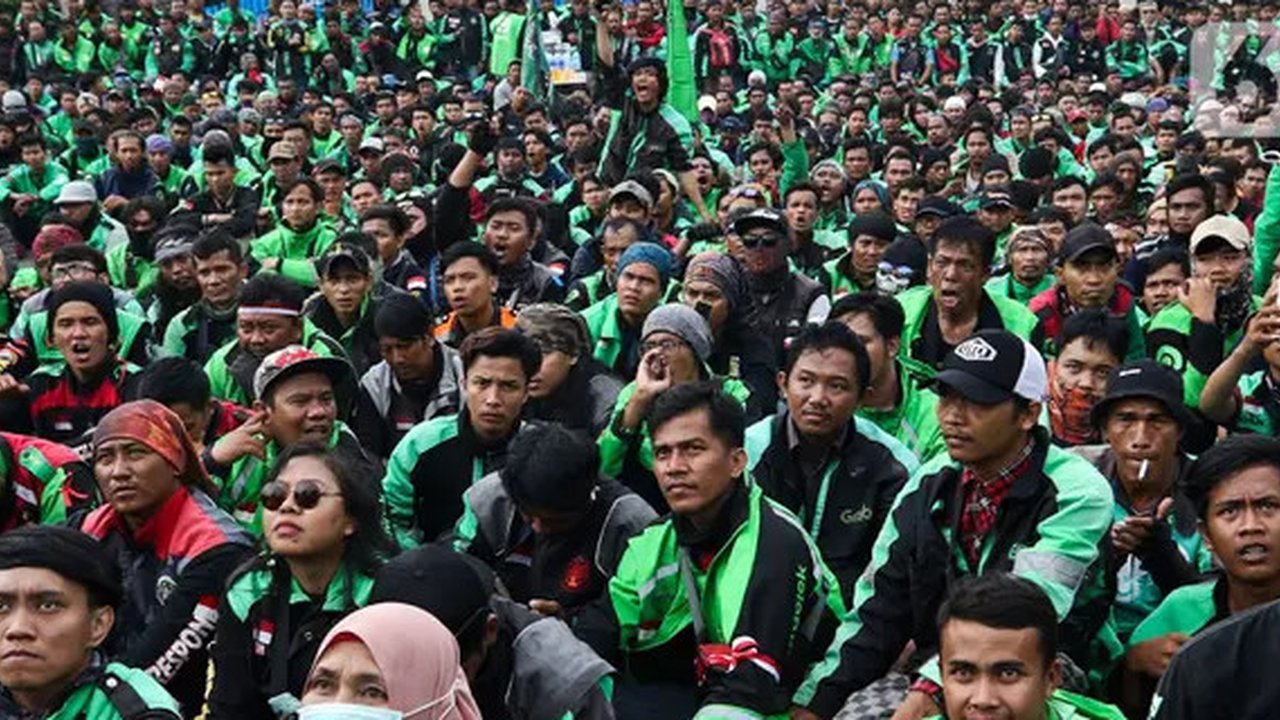 Ekonom Wijayanto Samirin usul beasiswa anak driver ojol sebagai alternatif THR, memicu perdebatan soal perlindungan pekerja platform digital dan dampak regulasi terhadap industri.