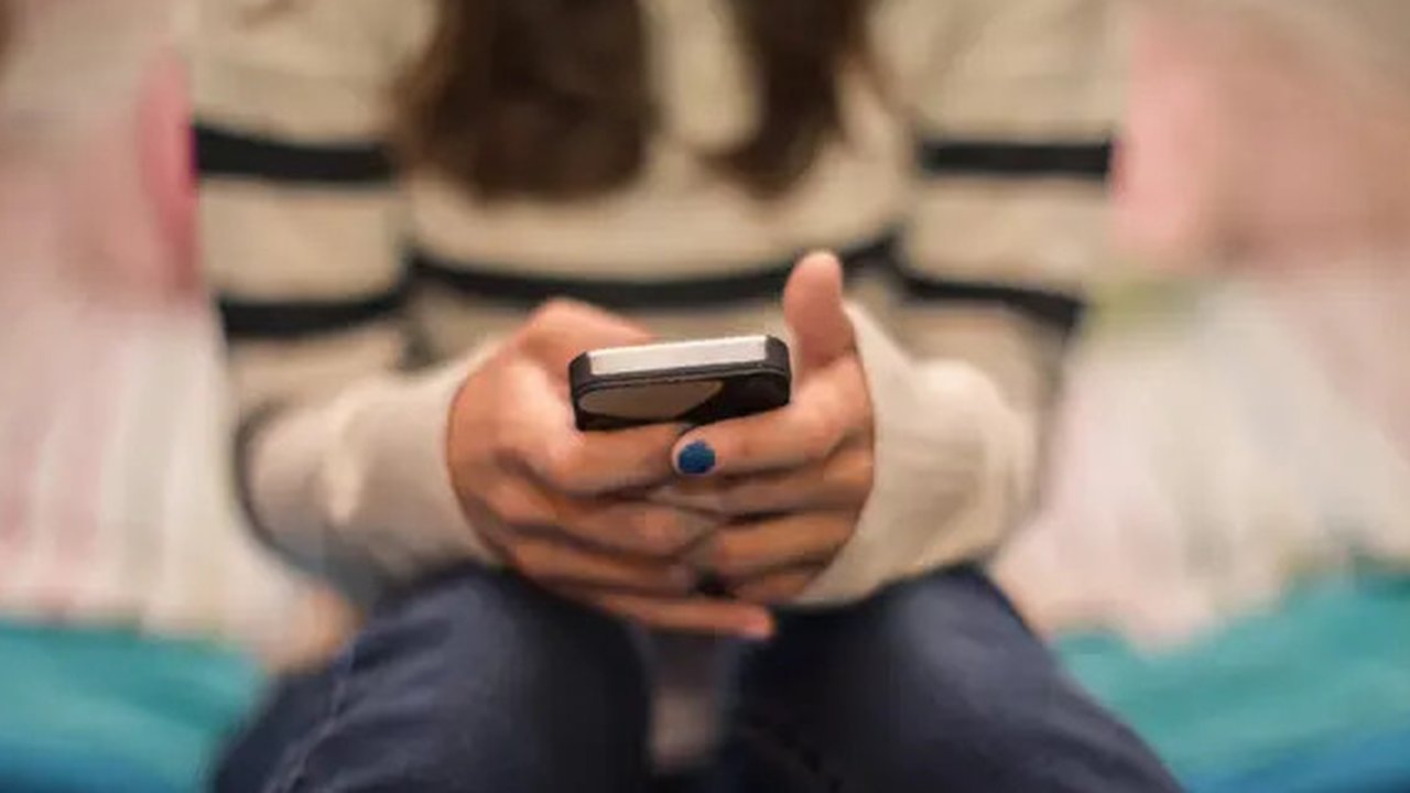 Jangan hanya berfokus pada layar handphone, tapi cobalah untuk melihat sekeliling kamu. (Ilustrasi: timedotcom.files.wordpress.com)