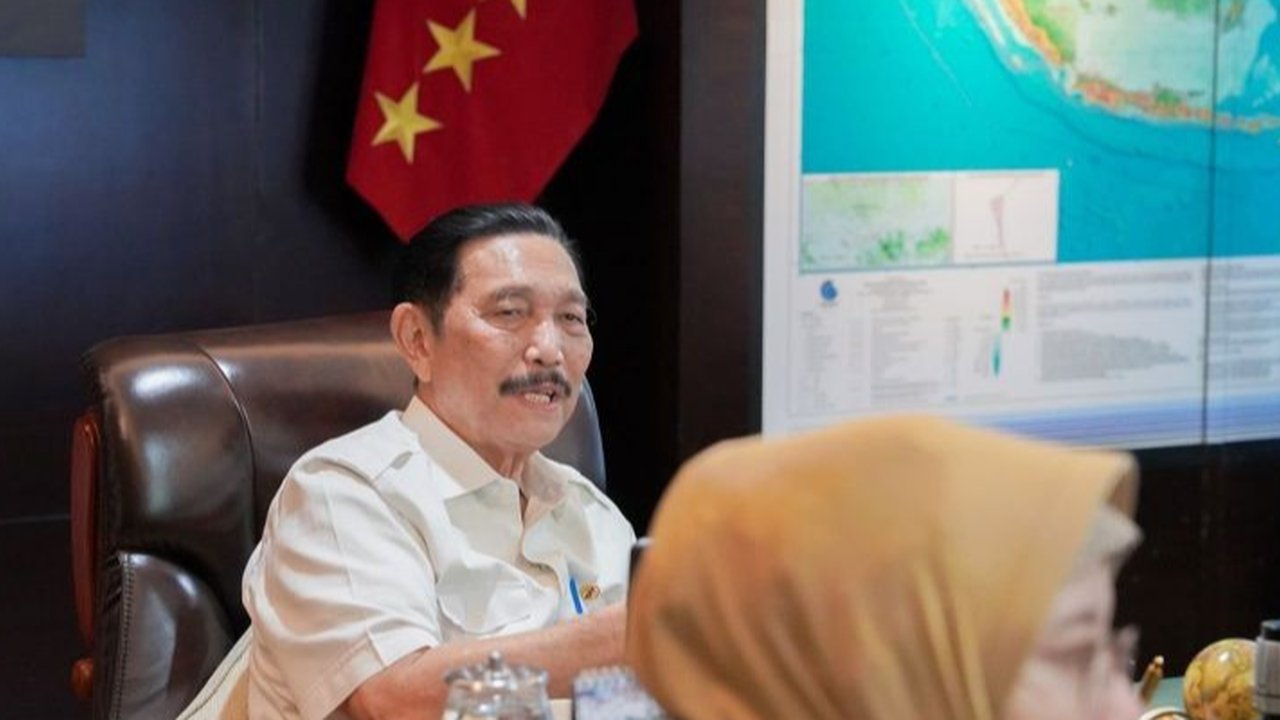 Menko Luhut Binsar Pandjaitan mendorong digitalisasi penyaluran bansos untuk memastikan tepat sasaran, jumlah, dan manfaat, mengatasi masalah data ganda dan anggaran yang tidak tepat guna.