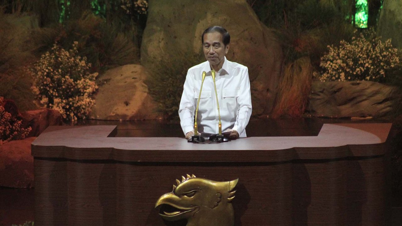 Presiden yang juga Ketua Umum Partai Gerindra Prabowo Subianto (kiri) bersama Presiden Ke-7 Joko Widodo saat perayaan HUT Ke-17 Partai Gerindra di Sentul International Convention Center, Bogor, Jawa Barat, Sabtu (15/2/2025).