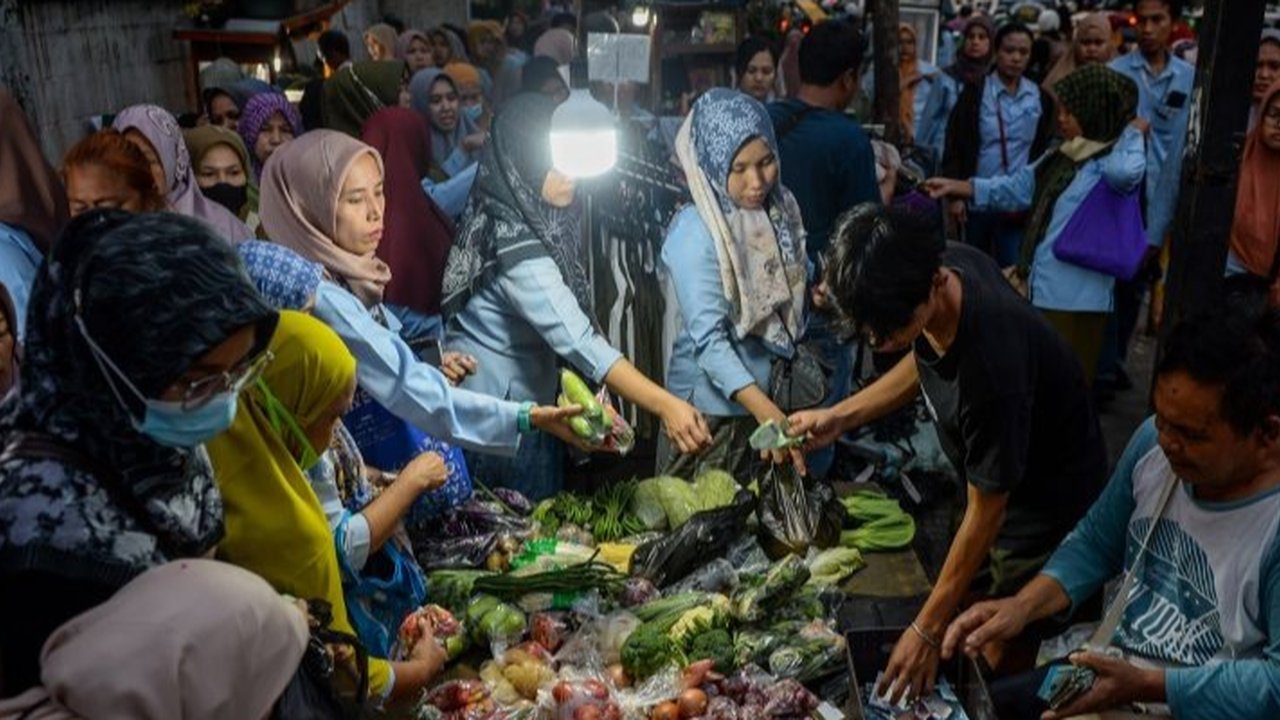 Presiden Prabowo Subianto baru saja menandatangani PP 6/2025 yang mengatur pekerja yang terkena PHK akan menerima 60 persen gaji selama maksimal enam bulan, serta perubahan iuran JKP.