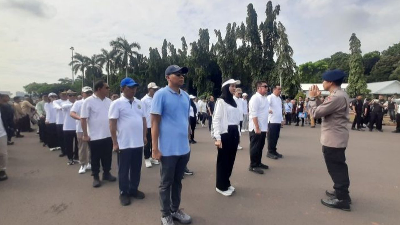 kepala daerah terpilih latihan berbaris di monas