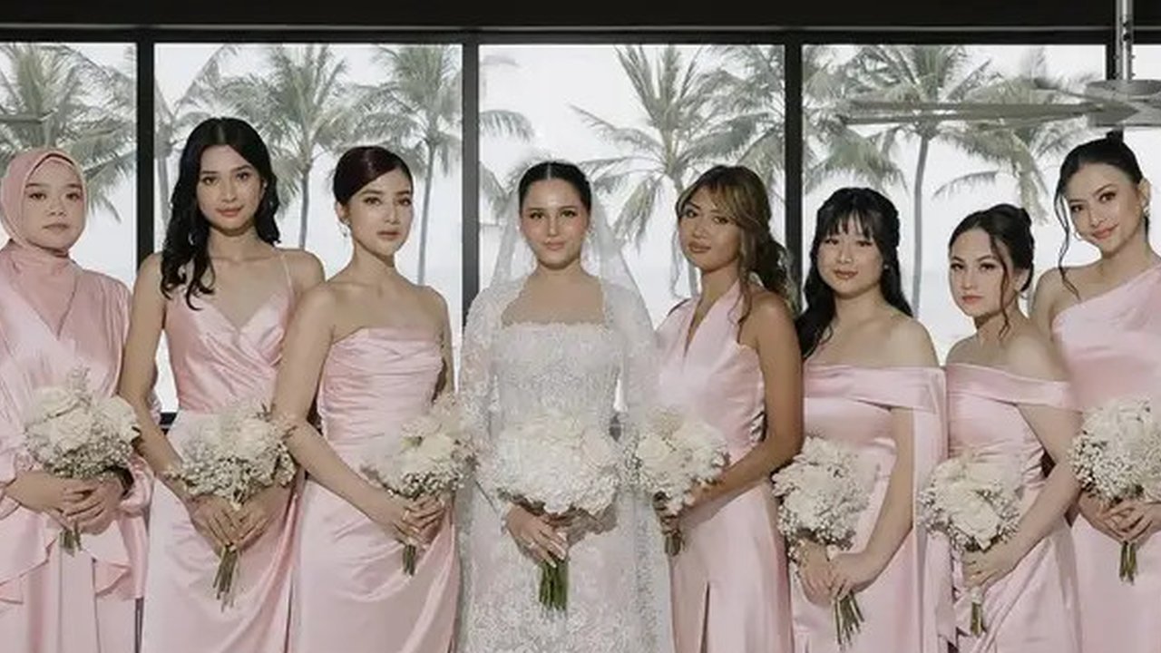 Potret Mikha Tambayong jadi bridesmaid di pernikahan Yunita Siregar. (sumber: Instagram/miktambayong)