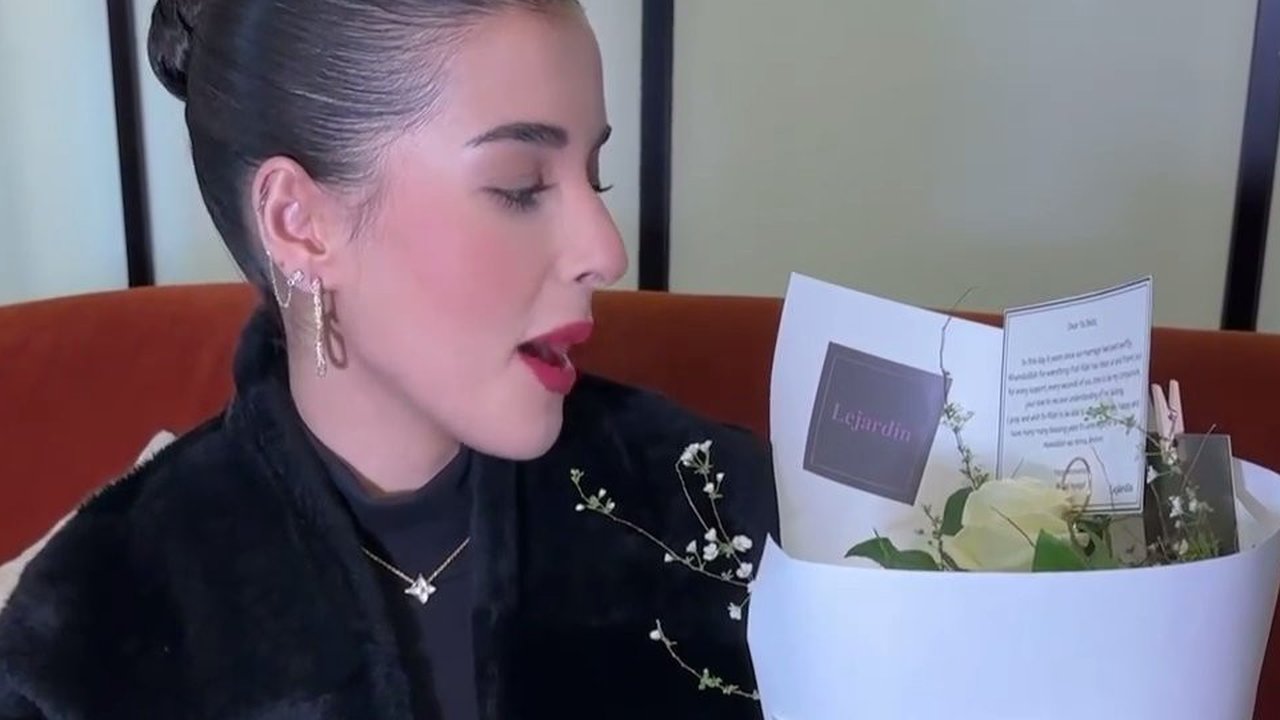 Anniversary Pernikahan, Tasya Farasya Dapat Kiriman Buket Bunga dari sang Suami Padahal Lagi di Korea: Thank You Baba Effort Juga