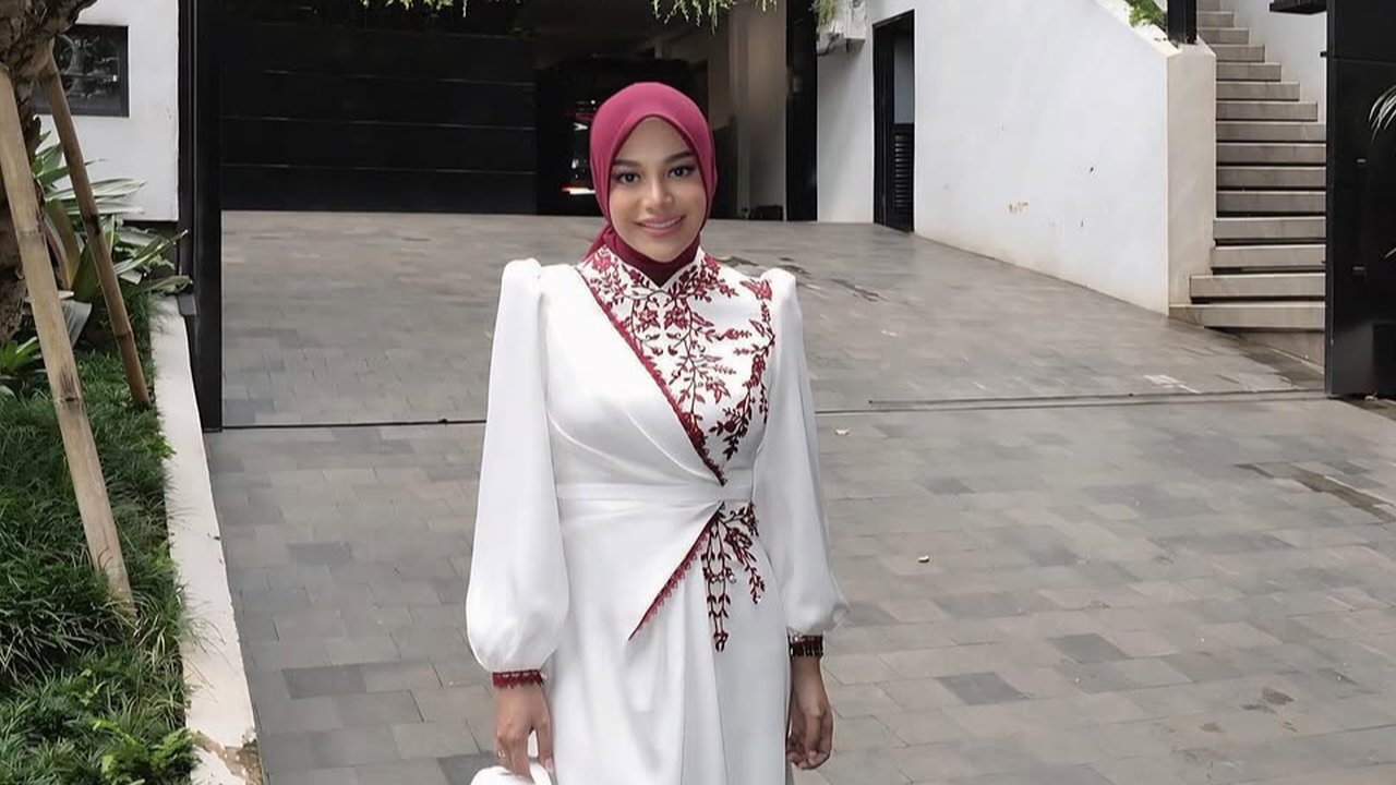 Lihat di sini gaya Aurel Hemansyah di tasyakuran 4 bulan kehamilan sang adik ipar, Aaliyah Massaid.[Dok/@aurelie.hermansyah].
