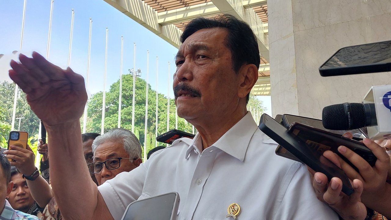 <p>Menteri Koordinator Bidang Kemaritiman dan Investasi, Luhut Binsar Pandjaitan ditemui di JCC Senayan, Jakarta, Rabu (14/8/2024). Menko Luhut mengungkap mengenai masa depan PLTU Suralaya. (Arief/Liputan6.com)</p>