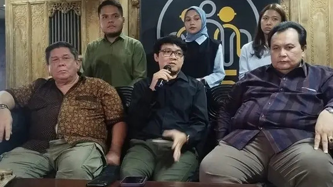 Ari Bias didampingi kuasa hukum menggelar konferensi pers somasi terhadap Agnez Mo terkait penggunaan lagu