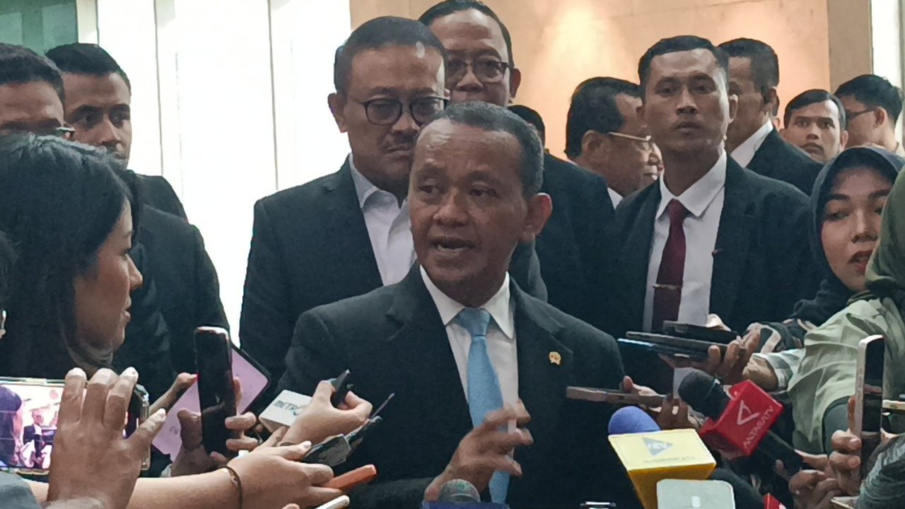 Menteri ESDM, Bahlil Lahadalia, menjelaskan bahwa perguruan tinggi tidak diizinkan mengelola tambang secara langsung untuk menjaga independensi kampus, namun pemerintah mencari formulasi agar kampus tetap merasakan manfaatnya.