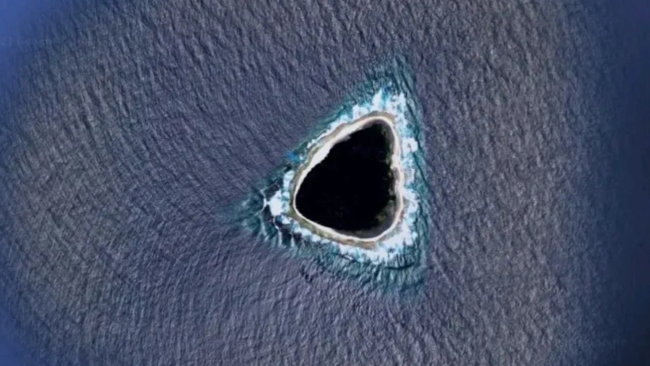 Ada Pulau di Tengah Samudera Pasifik Mirip Lubang Hitam jika Dilihat dari Satelit