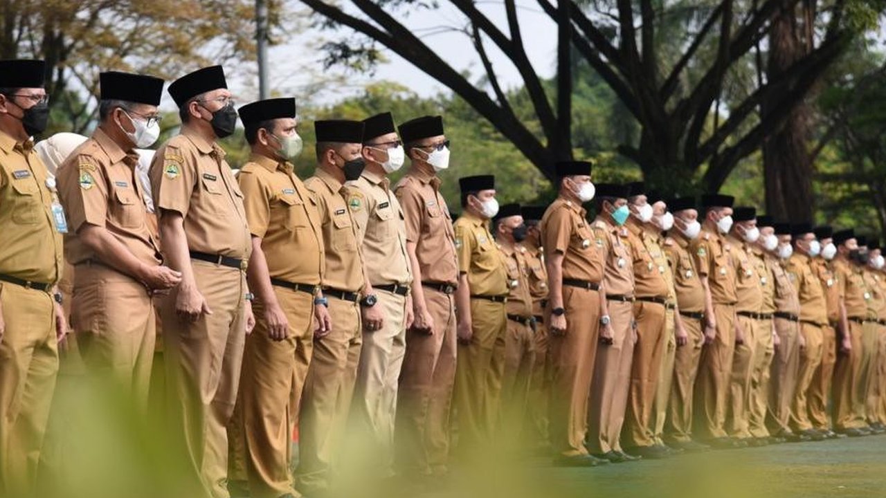 Pengetatan anggaran pemerintah untuk memuluskan program prioritas Presiden Prabowo Subianto seperti Makan Bergizi Gratis membuat berbagai instansi kelabakan memangkas segala alokasi belanja, dari program kerja dengan nilai selangit hingga tagihan listrik dan air kantor. Pakar khawatir kebijakan ini justru jadi bumerang dan membuat ekonomi Indonesia terguncang.