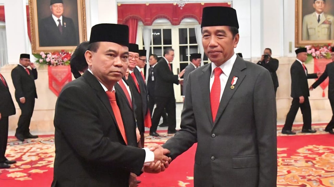 Presiden Joko Widodo atau Jokowi (kanan) menyalami Budi Arie Setiadi saat melantiknya sebagai Menteri Komunikasi dan Informatika (Menkominfo) baru di Istana Kepresidenan, Jakarta, Senin (17/7/2023). Budi Arie Setiadi menjabat Menkominfo untuk sisa masa jabatan periode 2019-2024. (Biro Pers Sekretariat Presiden/Agus suparto)