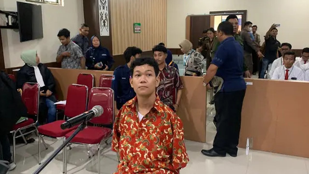 Pria berinisial IWAS alias Agus Buntung, tersangka pelecehan seksual terhadap belasan korban di NTB saat sedang menjalani sidang perdana di PN Mataram, Kamis (16/1/2025). (Liputan6.com/ Do
