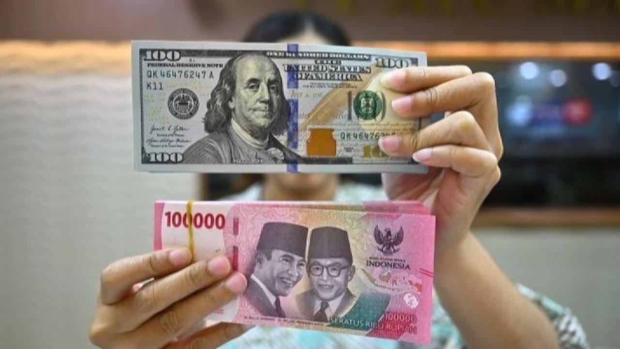 Nilai tukar rupiah terhadap dolar AS diperkirakan melemah setelah pernyataan hawkish The Fed terkait inflasi dan suku bunga, ditambah faktor ekonomi AS dan kebijakan Trump.