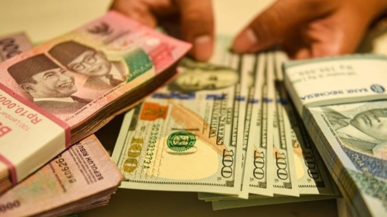 Ancaman kebijakan tarif baru dari Presiden Trump terhadap Kanada dan Meksiko diprediksi akan kembali melemahkan nilai tukar rupiah terhadap dolar AS, meskipun pertumbuhan PDB AS kuartal IV 2024 lebih rendah dari perkiraan.