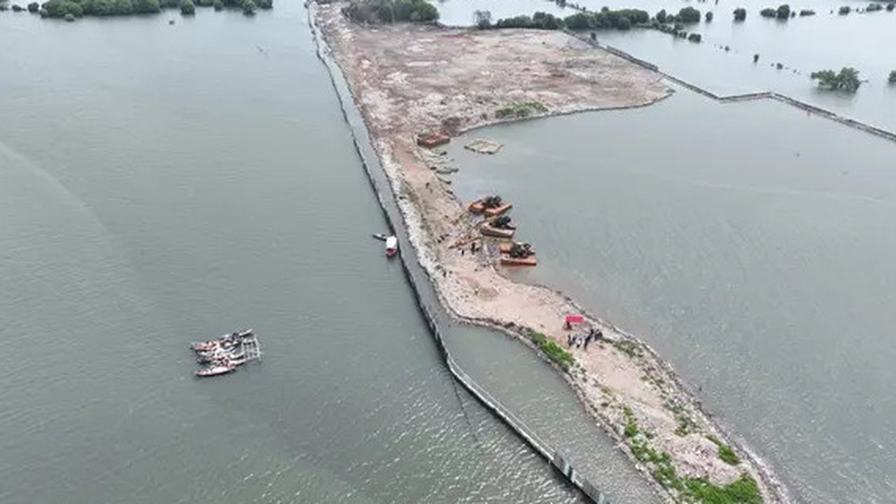 Sebuah video viral memperlihatkan aktivitas pemagaran laut di wilayah Kabupaten Bekasi, Jawa Barat. (Foto: Istimewa/Tangkapan Layar Akun TikTok @riesamsadewa)