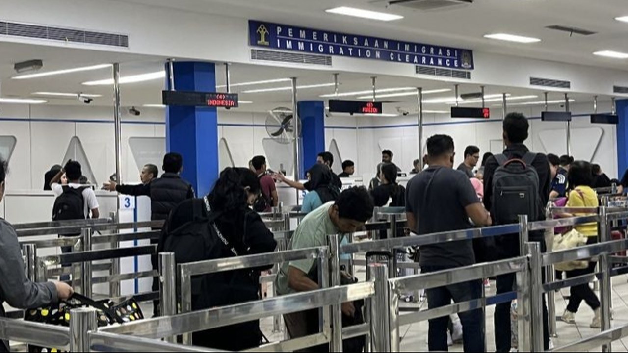 Kantor Imigrasi Batam mencatat lonjakan signifikan, hampir empat kali lipat, jumlah penumpang internasional selama libur panjang Isra Mikraj dan Imlek 2025, mencapai 38.648 orang.