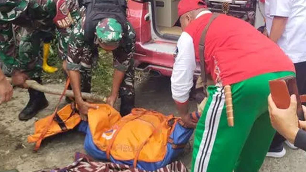 Evakuasi jasad petani kopi yang tewas diduga dimangsa harimau di Lampung Barat, pinggang-kaki korban hilang. Foto : (Istimewa).