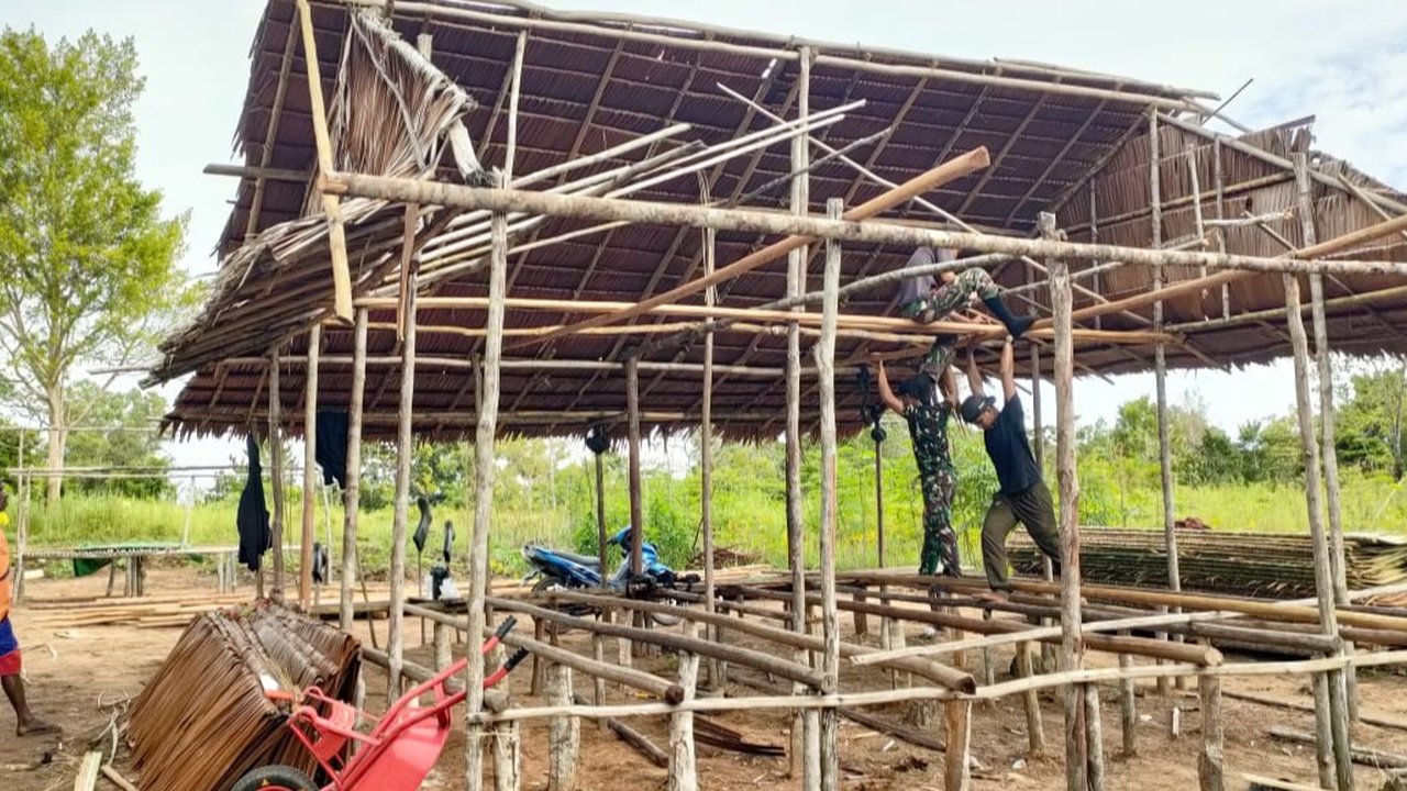 TNI bangun rumah warga miskin di Papua