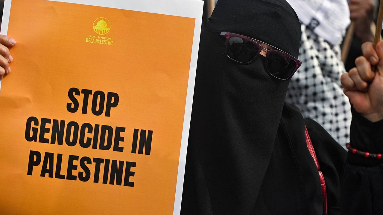 Massa aksi saat unjuk rasa mendukung rakyat Palestina dan menuntut diakhirinya perang di Gaza, di Surabaya, (02/02/2025).
