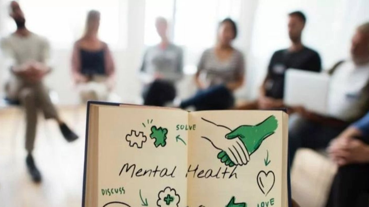 Pemerintah Indonesia meluncurkan program skrining kesehatan mental gratis melalui aplikasi SatuSehat, melibatkan 10.000 puskesmas dan 15.000 klinik swasta, menargetkan 280 juta penduduk.