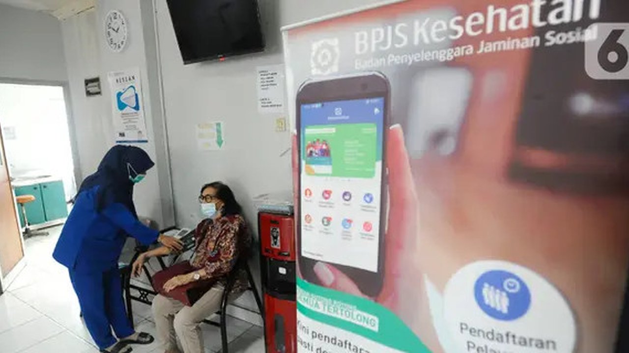 Petugas memeriksa tekanan darah pasien BPJS Kesehatan yang berobat di Faskes Tingkat 1 Klinik Kesehatan Prima Husada di Depok, Jawa Barat, Senin (23/5/20222). Sejumlah terobosan saat ini dila