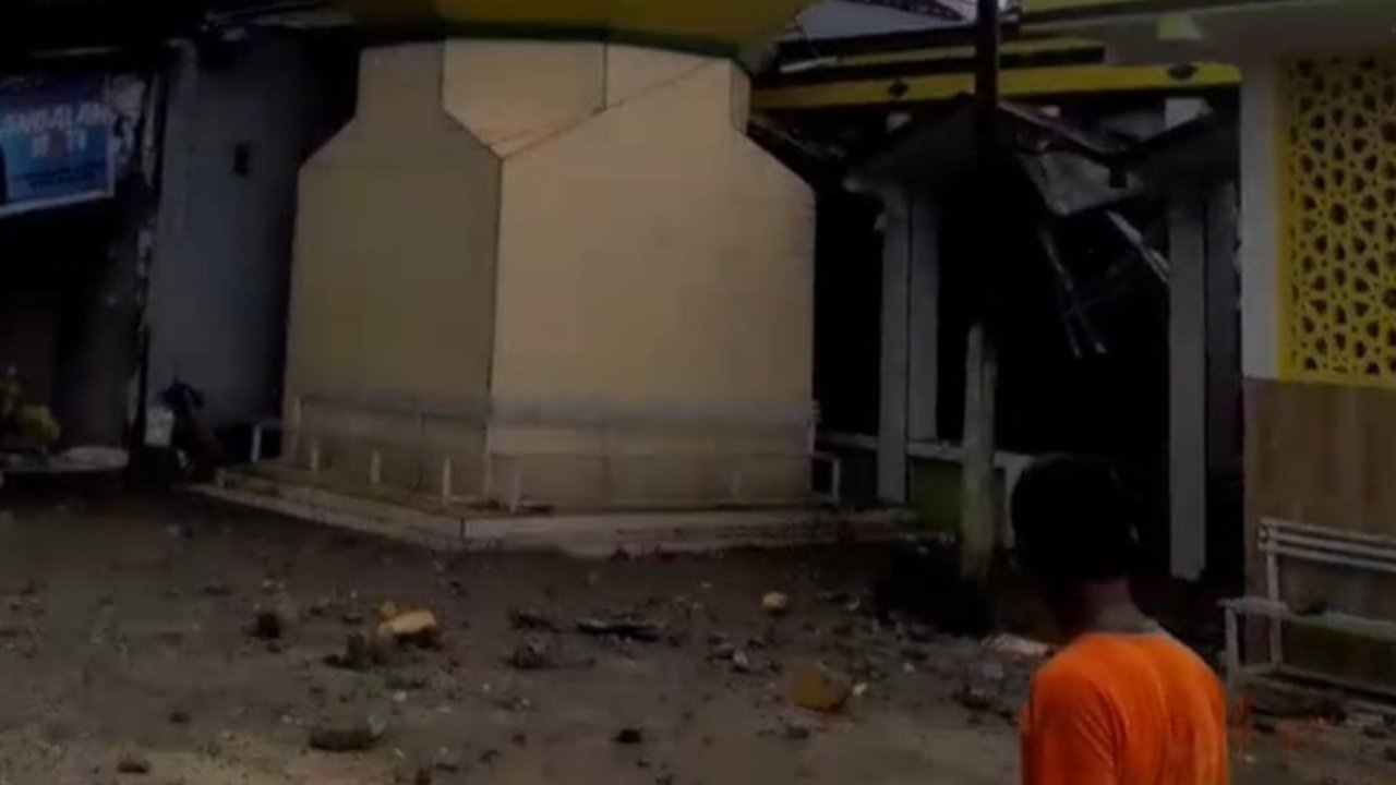 Atap Menara Masjid di Maros Roboh, Sejumlah Warga Tertimpa Reruntuhan
