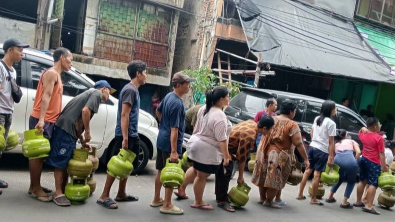 Pertamina menambah 711.800 tabung gas LPG 3 Kg bersubsidi di Jakarta selama libur panjang Isra Mikraj dan Imlek 2025 untuk memenuhi peningkatan kebutuhan masyarakat, dengan penambahan ini diharapkan kebutuhan gas masyarakat tercukupi.