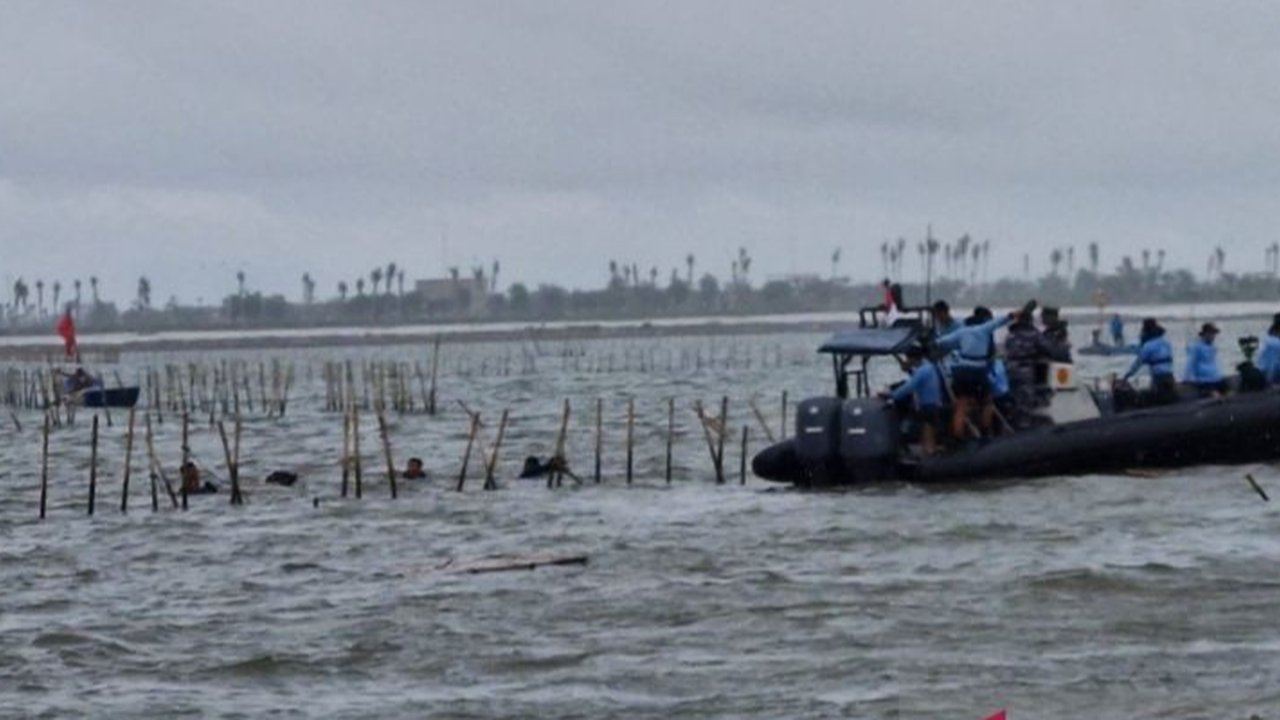 Tim gabungan TNI AL, Polri, KKP, dan nelayan telah membongkar 18,7 km dari 30,16 km pagar laut di perairan utara Kabupaten Tangerang, kendala cuaca dan keramba besar jadi tantangan.