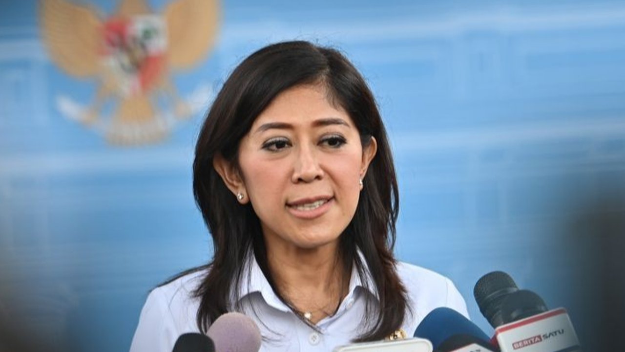 Menkominfo Meutya Hafid mengungkapkan strategi transformasi prangko Indonesia agar tetap relevan di era digital, dengan inovasi seperti e-Katalog dan teknologi NFT serta AR, guna mempertahankan nilai budaya dan sejarahnya.