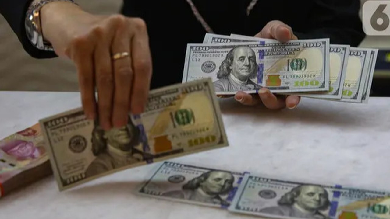 Nilai tukar rupiah terhadap dolar Amerika Serikat (AS) terus menguat, Jakarta, Kamis (23/10/2014) (Liputan6.com/Johan Tallo)
