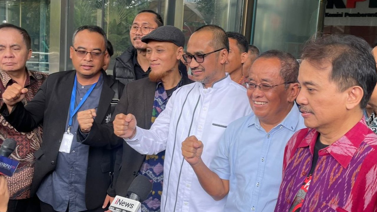 Mantan Ketua Komisi Pemberantasan Korupsi, Abraham Samad bersama dengan pegiat anti korupsi lain melaporkan dugaan korupsi ke KPK. (Foto: Merdeka.com/Rahmat Baihaqi).