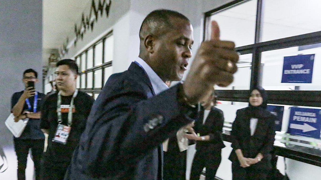 Pelatih Timnas Indonesia Patrick Kluivert saat tiba di Stadion Patriot Candrabhaga, Bekasi, Minggu (2/2/2025).
foto: Bola.com/ Bagaskara Lazuardi