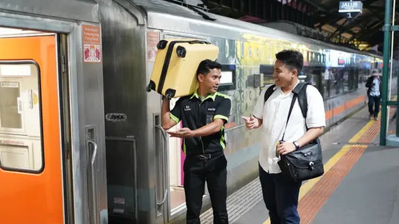 PT KAI Daop 8 Surabaya mencatat penjualan tiket kereta api mencapai 205.102 tiket selama periode libur panjang Isra Miraj dan Imlek (24-29 Januari 2025), dengan tujuan terpopuler Jakarta, Semarang, Bandung, Yogyakarta, dan Banyuwangi.