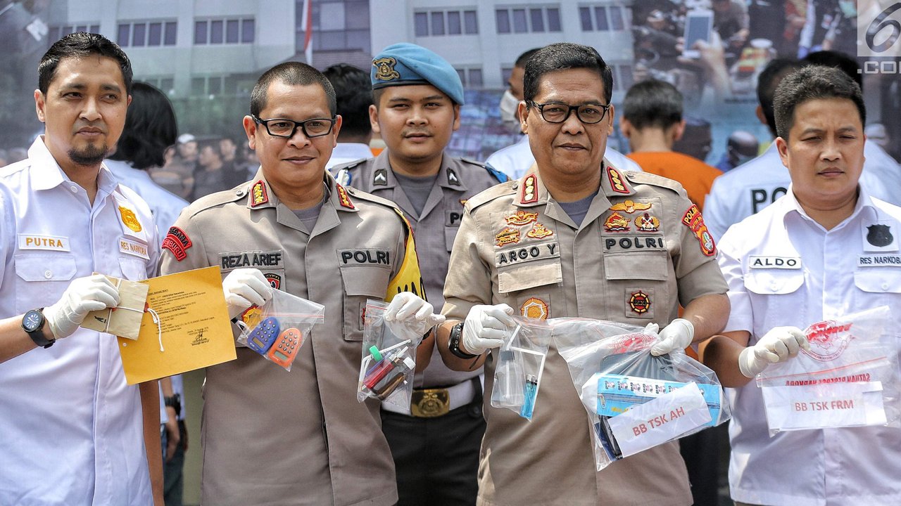 Kabid Humas Polda Metro Jaya Kombes Argo Yuwono dan Kapolres Jakarta Utara Kombes Reza Arif menunjukkan barang bukti saat rilis pengungkapan terkait penangkapan Faris RM di Polres Jakarta Utara, Minggu (26/8). (Liputan6.com/Faizal Fanani)