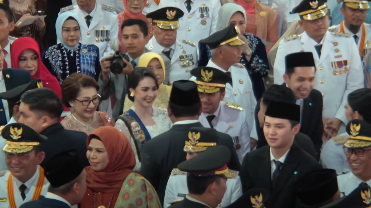 Potret Cantik Arumi Bachsin dan Kahiyang Ayu Berkebaya
