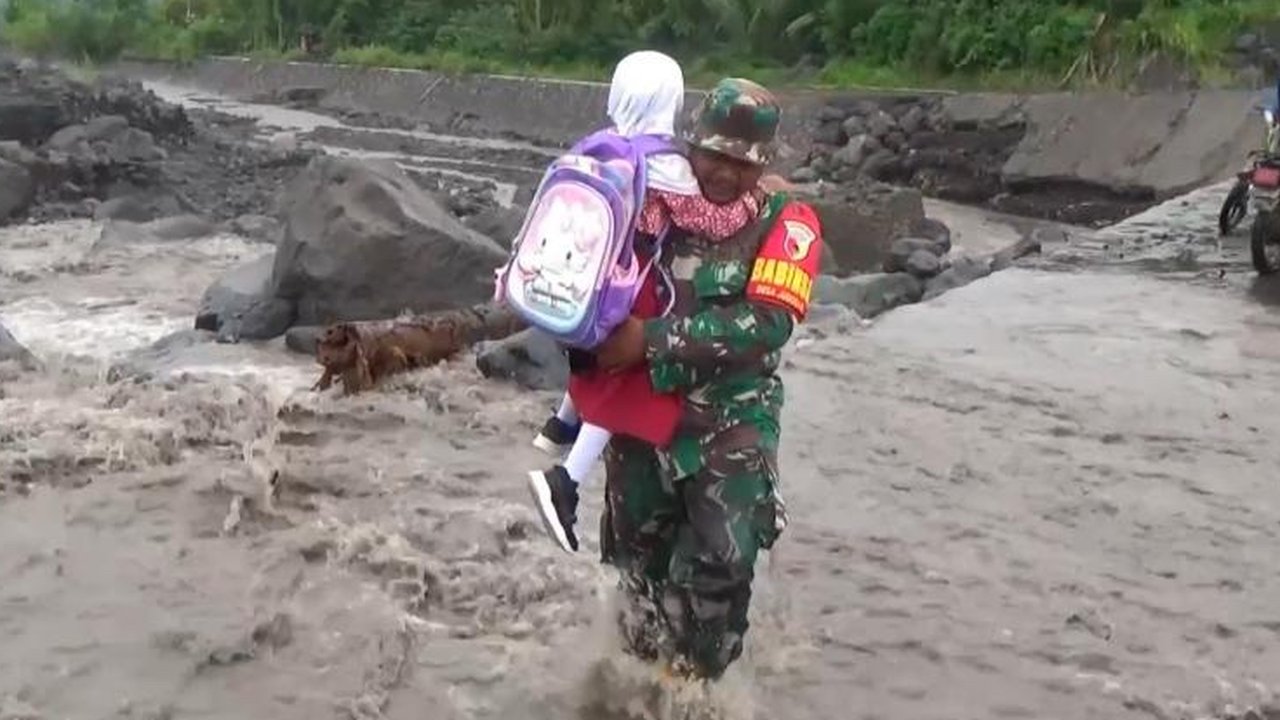 Aksi Heroik Babinsa Serka Novi Wahyu Gendong Siswa Seberangi Banjir Gunung Semeru