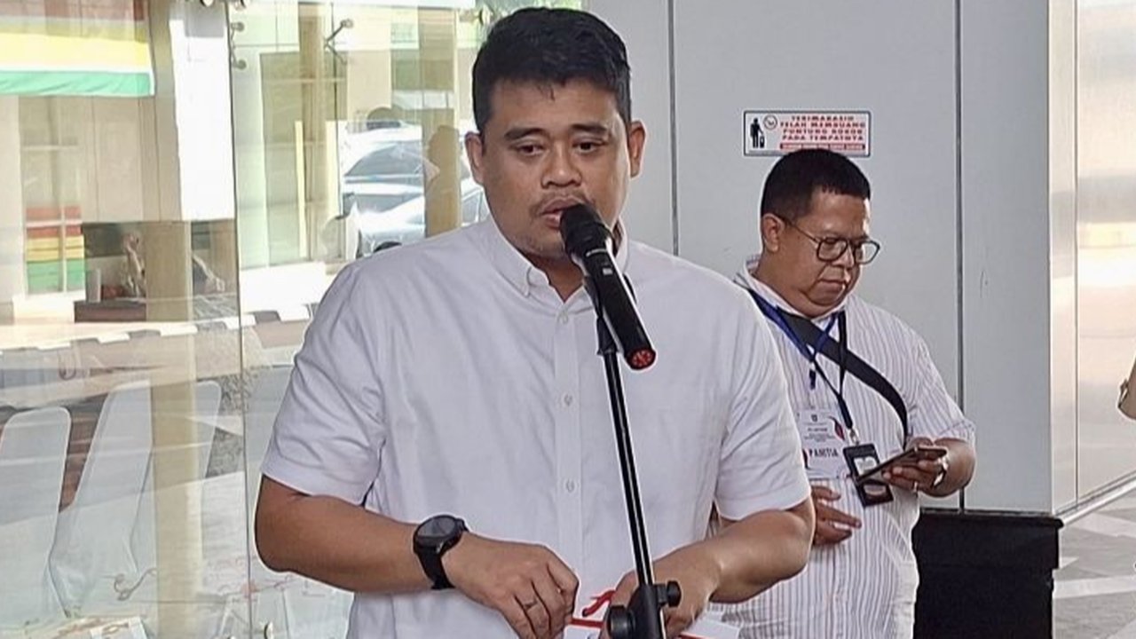 Gubernur Sumut terpilih, Bobby Nasution, telah resmi bergabung dengan Partai Gerindra setelah menerima KTA secara simbolis dari Prabowo Subianto, namun ia masih menunggu arahan terkait posisinya di partai tersebut.