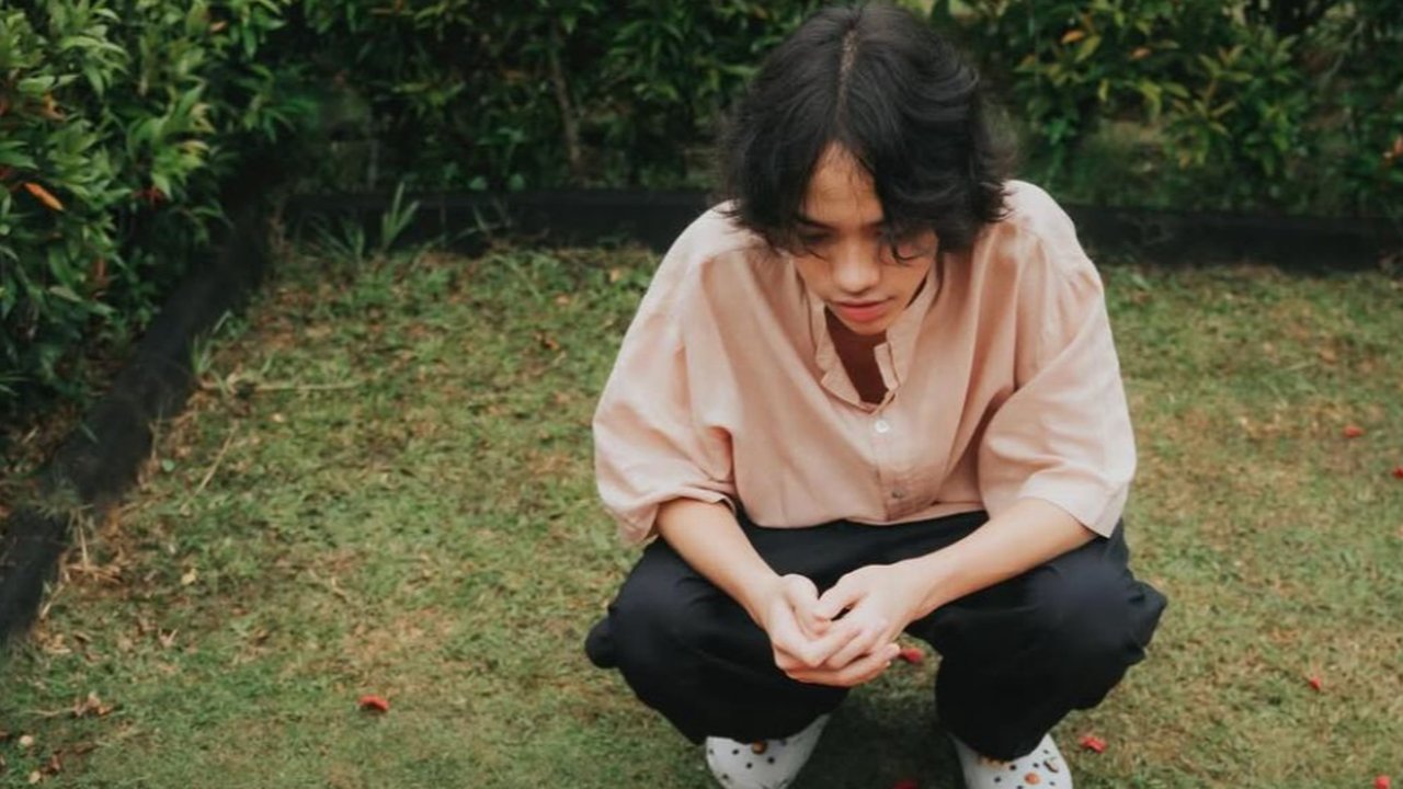 Momen BCL Ziarah ke Makam Ashraf Sinclair. (Sumber: Instagram/itsmebcl)