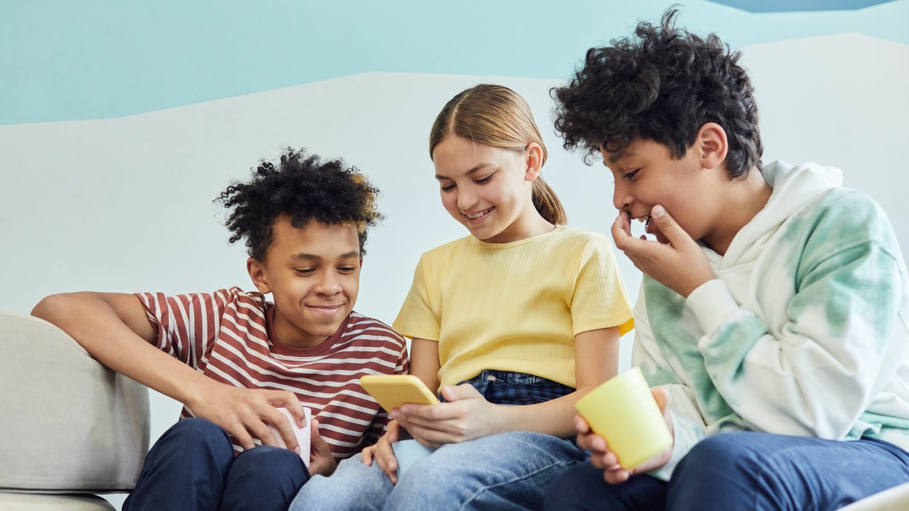 Ilustrasi anak yang bermain HP bersama. Credits: pexels.com by Vanessa Loring