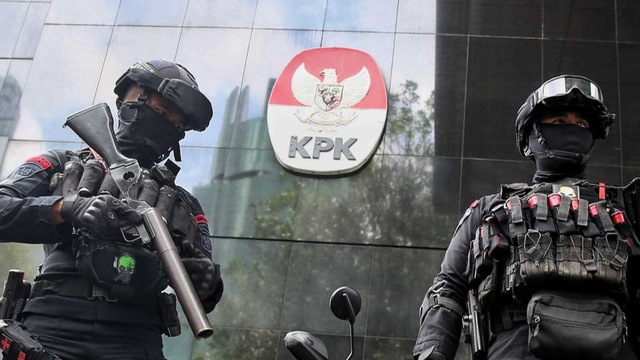 Polisi bersenjata gas air mata melakukan penjagaan di Gedung Merah Putih KPK, Jakarta, selama pemeriksaan Sekjen PDIP Hasto Kristiyanto berlangsung, Kamis (20/2/2025).