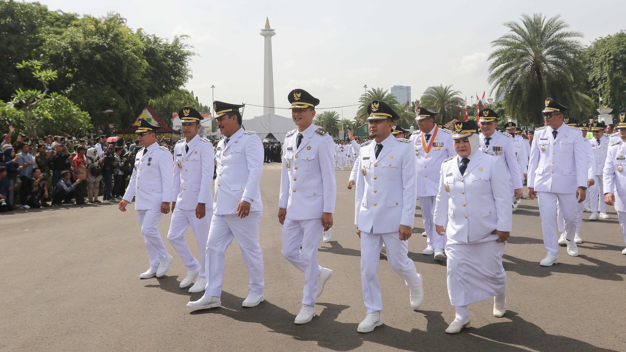 Masa Kecil Hidup Sederhana dan Bantu Ibu Mengembala Domba, Kini Dilantik Prabowo Jadi Gubernur