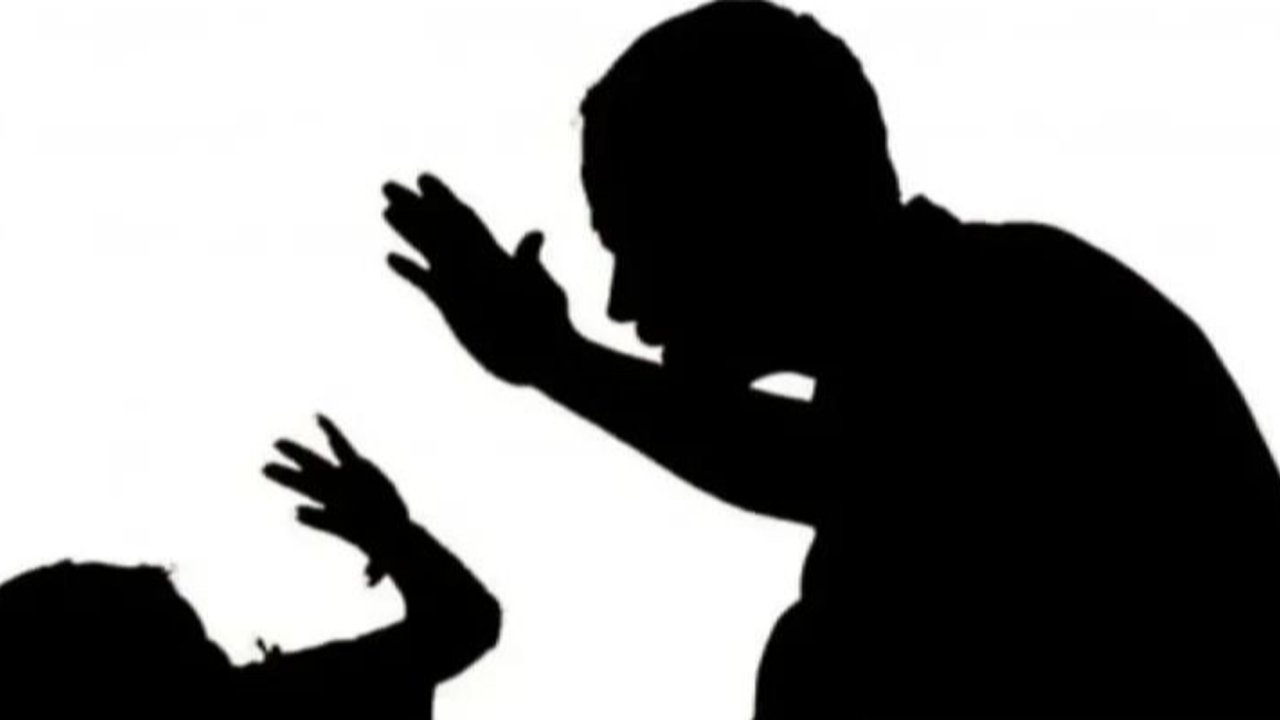 Polres Nias Selatan menetapkan seorang perempuan sebagai tersangka atas dugaan penganiayaan terhadap anak perempuan berusia 10 tahun, setelah video korban beredar luas di media sosial.