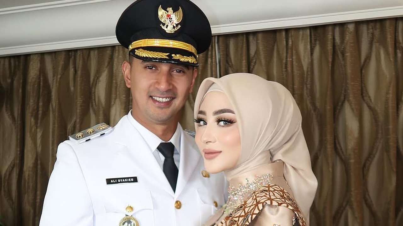 Potret Ali Syakieb Pakai Seragam PDU saat Pelantikan, Margin Resmi Jadi Istri Wakil Bupati