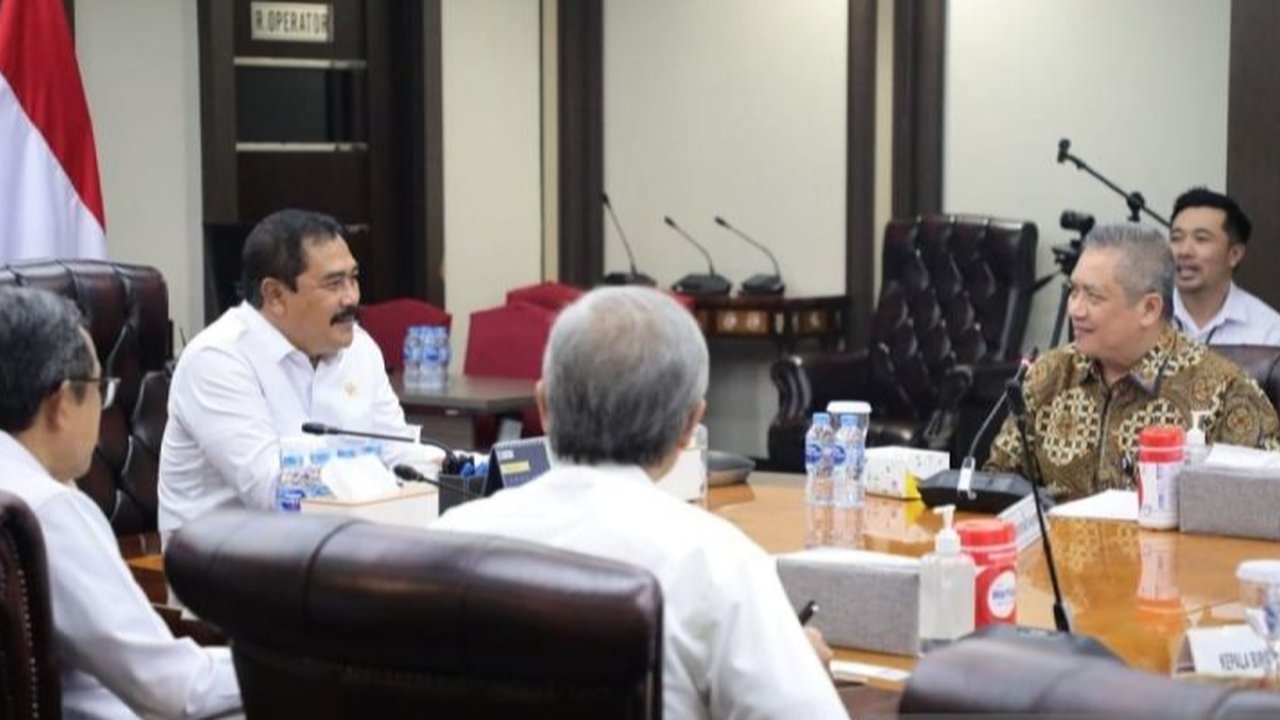 PT ASABRI (Persero) menyerahkan manfaat pensiun dan Tabungan Hari Tua (THT) kepada Jenderal Polisi (Purn) Agus Andrianto, mantan Menteri Imigrasi, yang telah memasuki masa purnabakti.