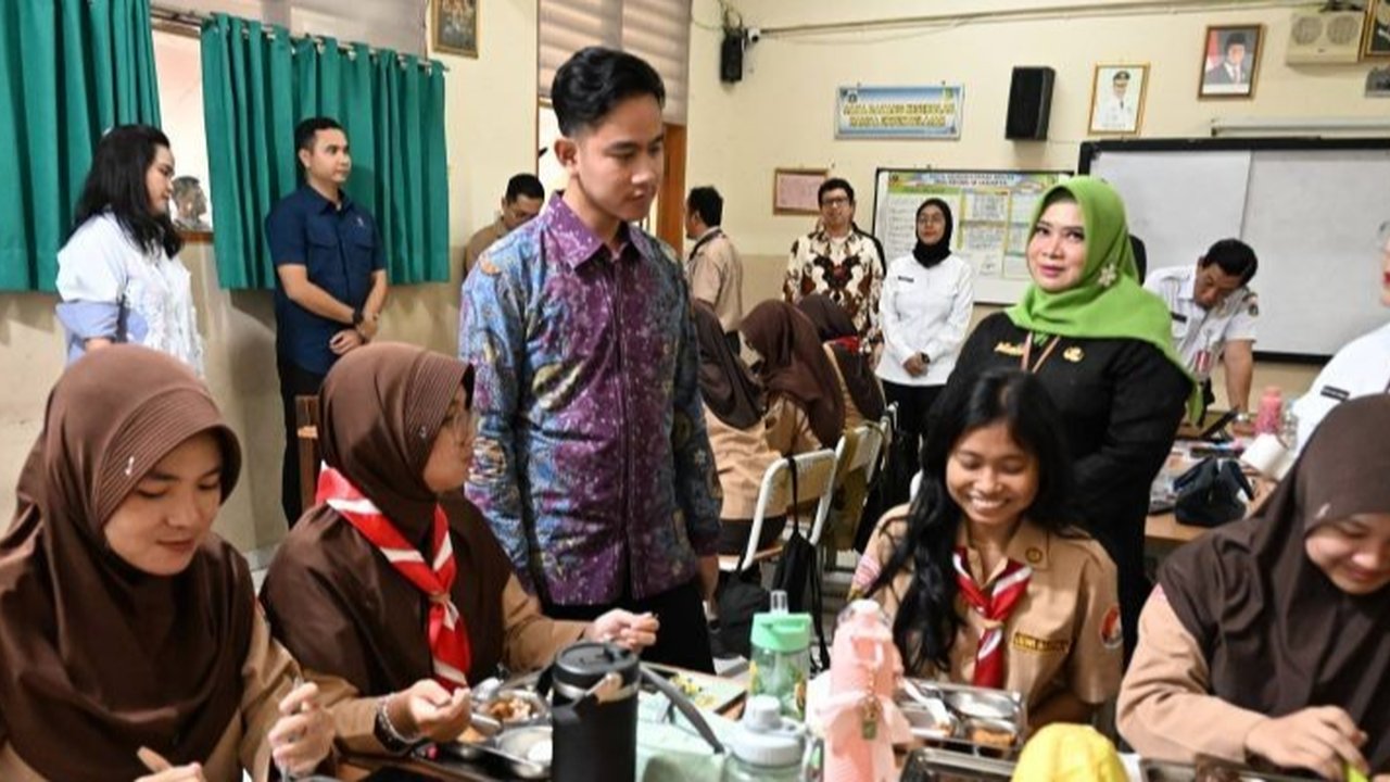 Wakil Presiden Gibran Rakabuming Raka meninjau Program Cek Kesehatan Gratis di Jakarta Timur, memastikan akses layanan kesehatan yang lebih baik bagi seluruh lapisan masyarakat.