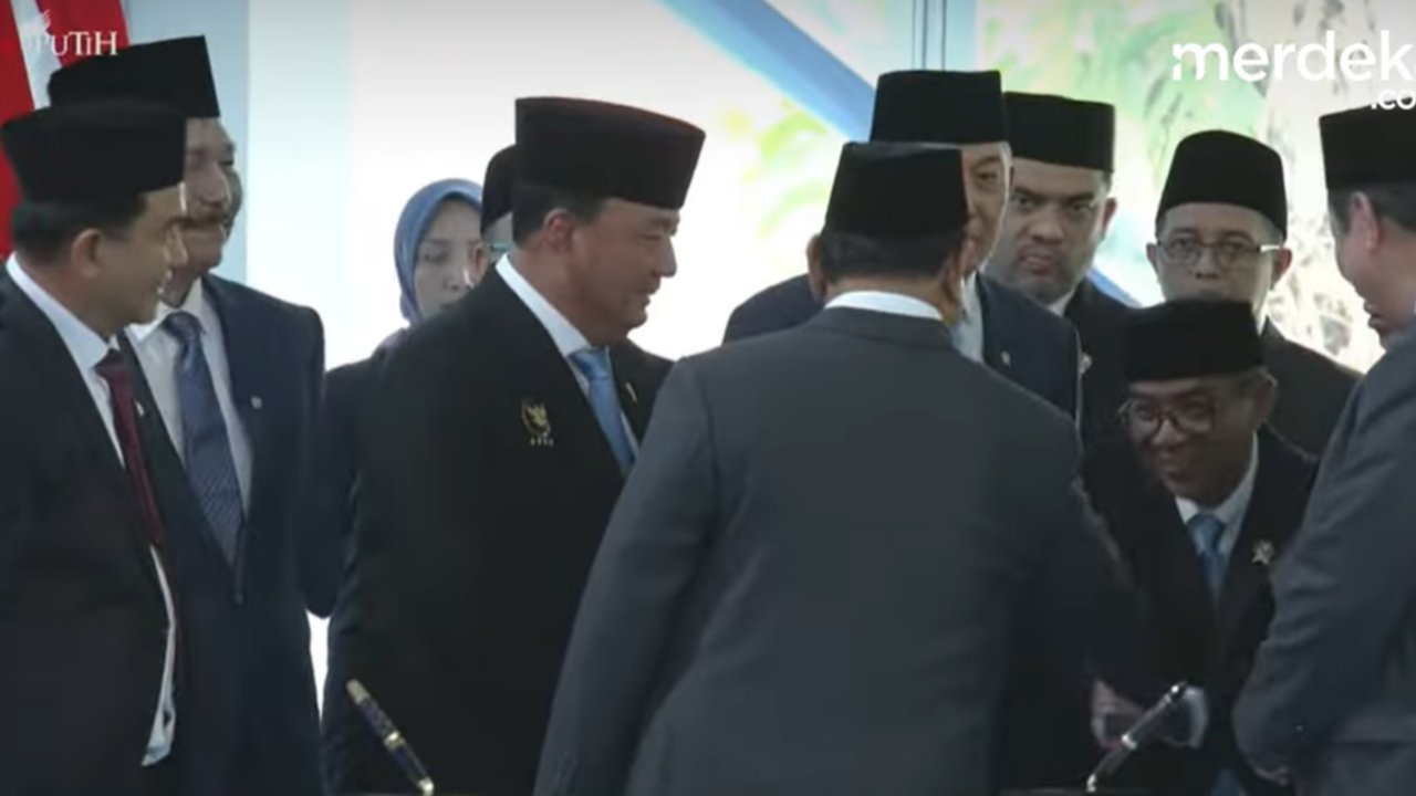 VIDEO: Prabowo Terkejut Prof Brian 'Nyempil' di Balik Sjafrie Usai Melantik Kepala Daerah di Istana