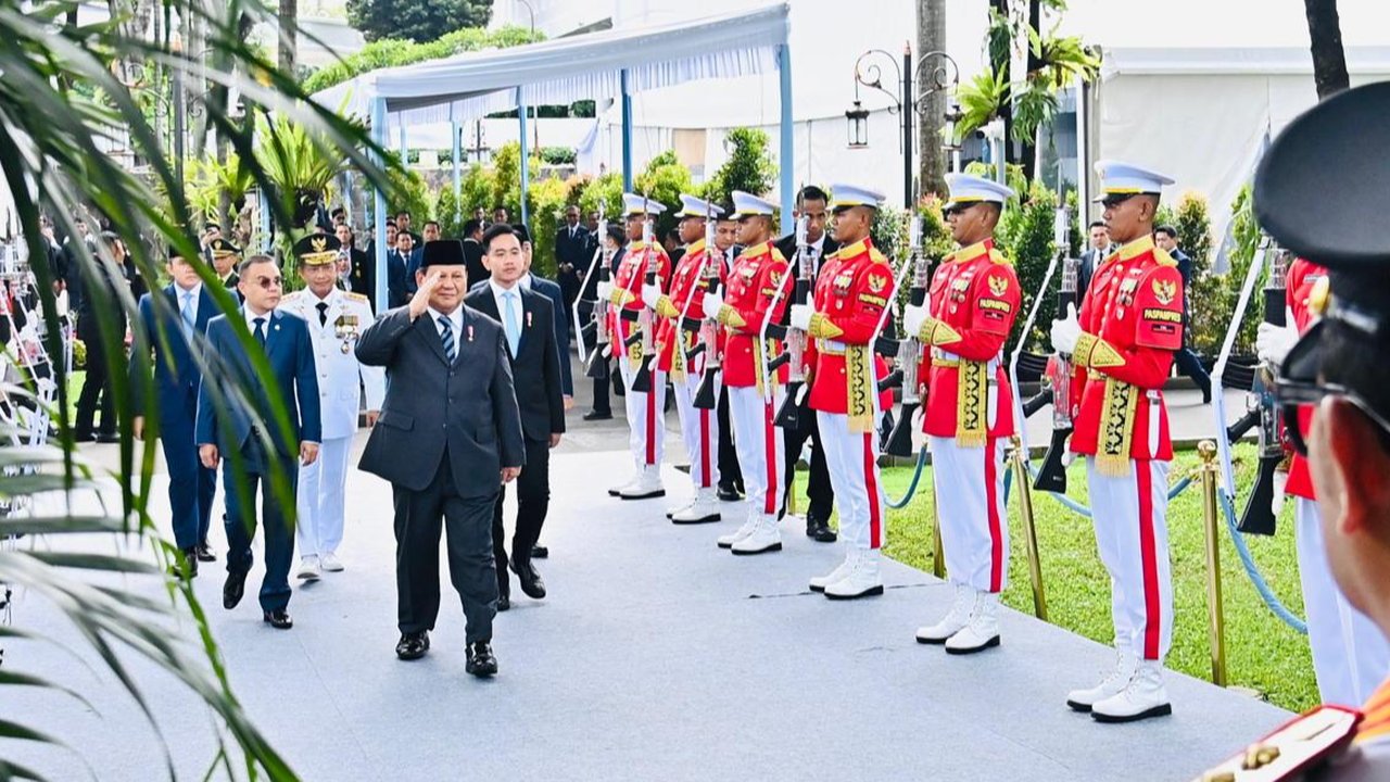VIDEO: Sosok Dasco Profesor 'Kancil' Jalan Depan Seskab Teddy Dampingi Prabowo-Gibran di Istana