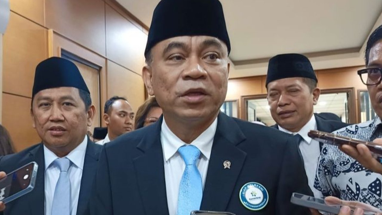 Menteri Koperasi Budi Arie Setiadi mengingatkan masyarakat agar berhati-hati terhadap tawaran investasi koperasi dengan bunga simpanan tinggi, karena berpotensi penipuan.